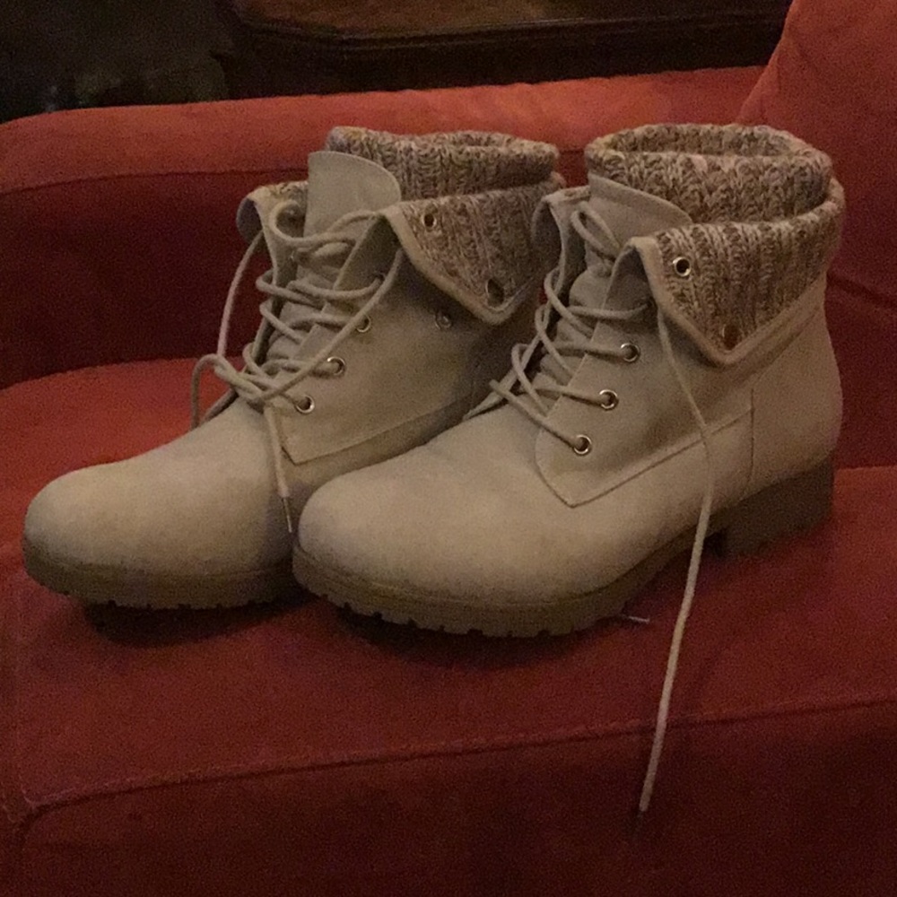 NWOT Jessica McClintock 10W cream lace up booties